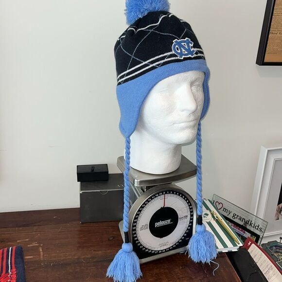 Vintage Style Tassle North Carolina UNC Tar Heels Knit Beanie Ski Snowboard Cap - Picture 1 of 3